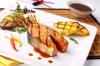 Stockfoto Kstliches vom Grill Teriyaki Lachssteak garniert mit gegrillter Ananas Baby Auberginen Zucchini und Chili Stil fr ein gesundes Essen