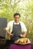 Schaschlik : Hispanic Mann neben Grill mit Kebabs Stockfoto