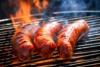 Bbq_vlees : BBQ met vurige worstjes op de grill